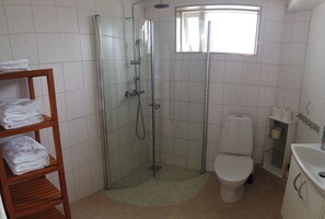 Appartamento, 2 camere da letto | Bagno | Doccia, set di cortesia gratuito, asciugacapelli, asciugamani