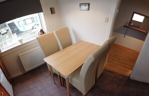 Apartment, 2 Schlafzimmer | Essbereich im Zimmer