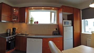 Apartamento, 2 quartos | Cozinha privada | Geladeira, cadeirão de bebê