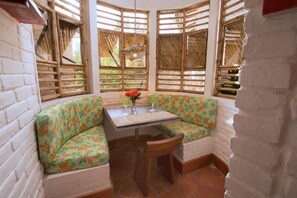 Casa, varias camas (El polvorete) | Zona de estar | Una televisión de pantalla plana, un reproductor de DVD