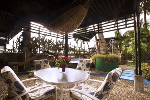 Tina de hidromasaje al aire libre