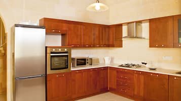 House, 3 Bedrooms | Private kitchen | Full-sized fridge, microwave, oven, stovetop