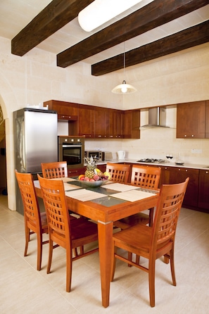 House, 3 Bedrooms | Private kitchen | Full-sized fridge, microwave, oven, stovetop