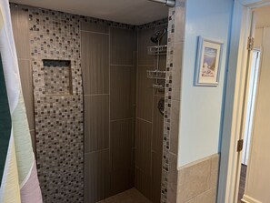 Duschwanne, Haartrockner, Handtücher, Shampoo