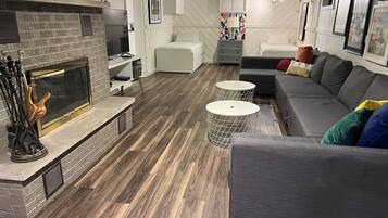 Smart TV, lareira, videogames, DVD player