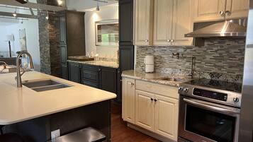 Geladeira, micro-ondas, fogão, cooktop