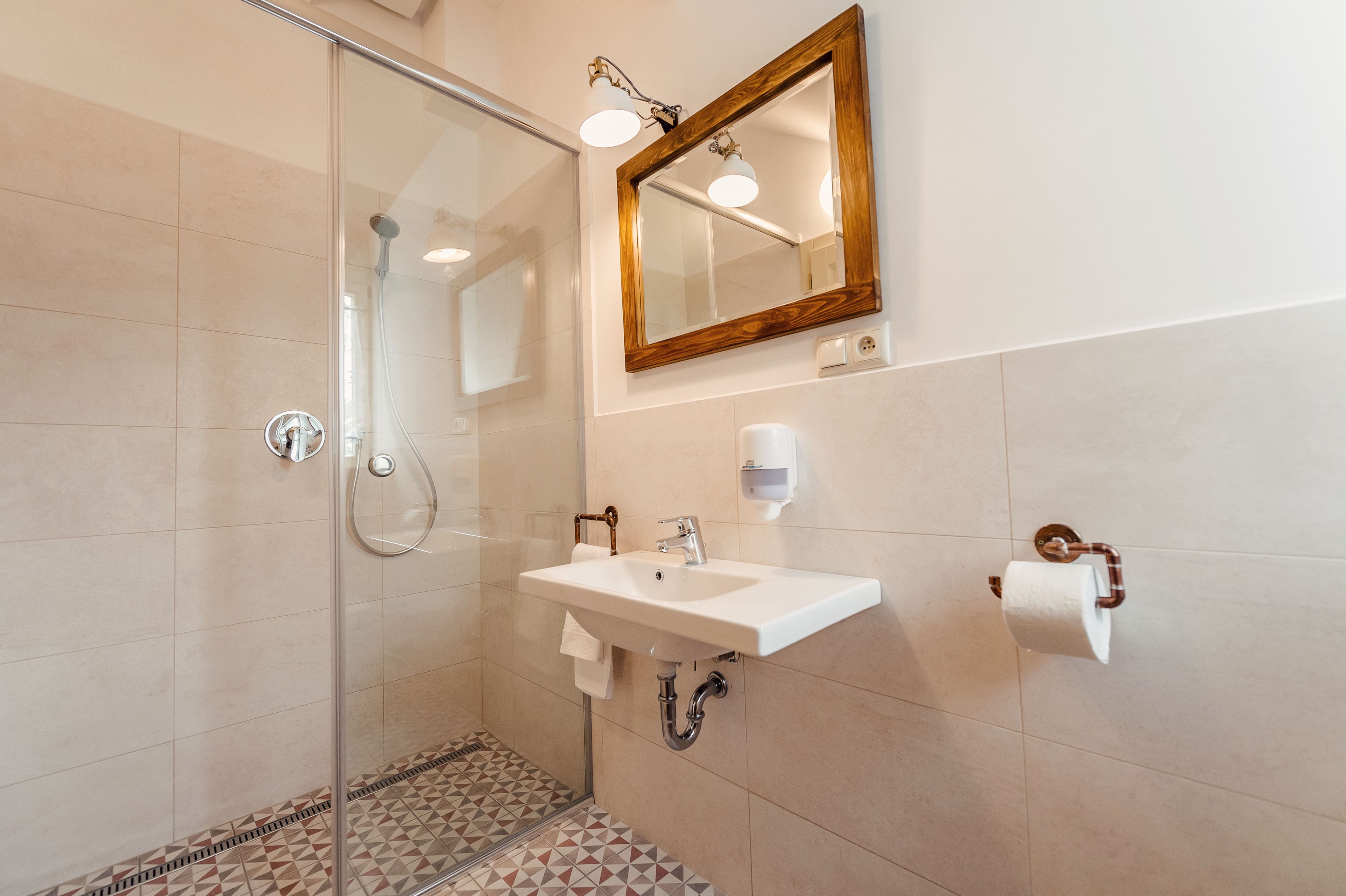 Quarto duplo luxo (4) | Banheiro | Chuveiro, chuveiro com efeito de chuva, produtos de toalete grátis 