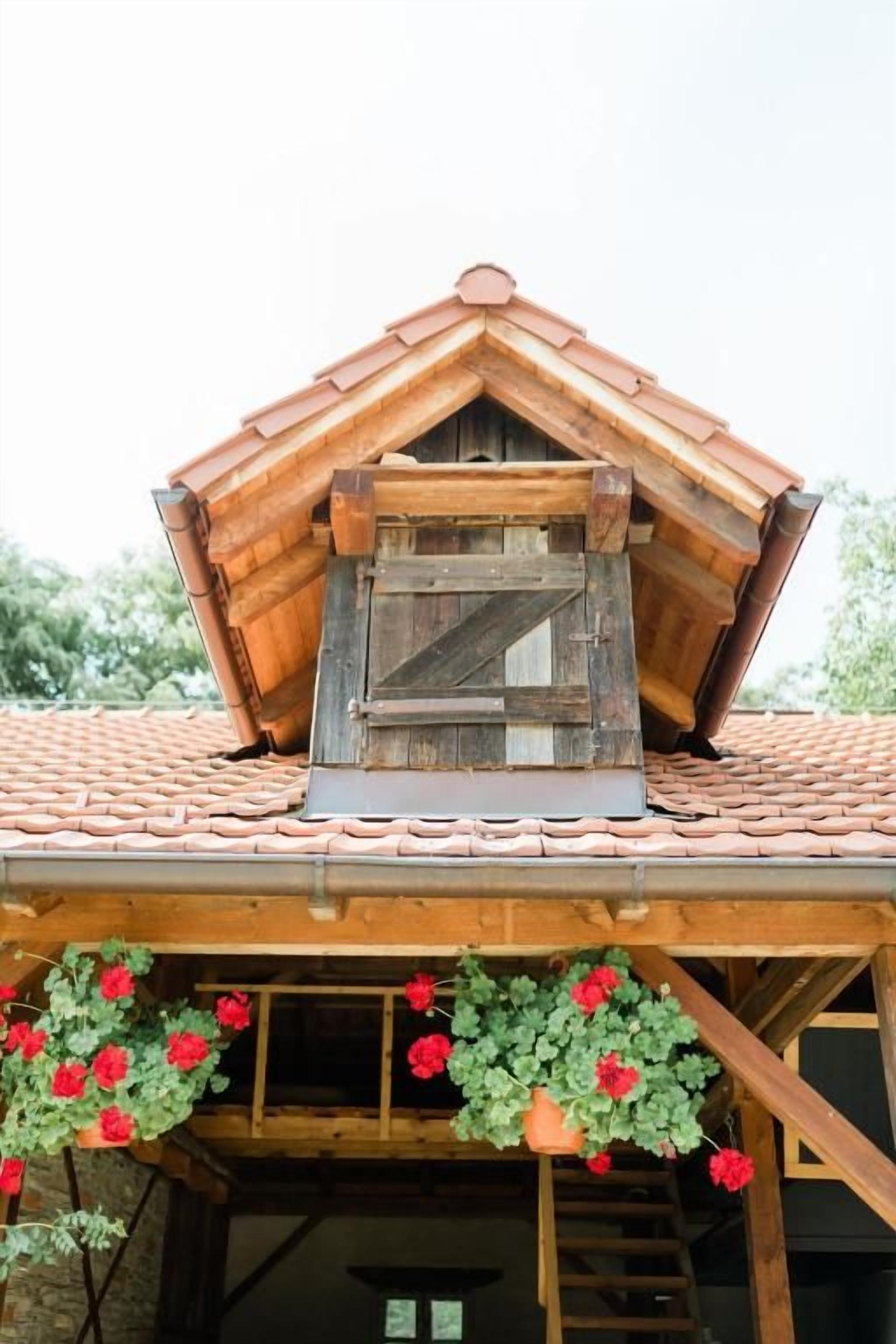 Una estructura de madera con techo inclinado y una ventana pequeña.
