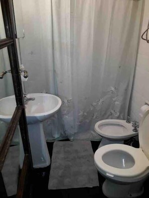 Apartment, 2 Bedrooms | Bathroom | Shower, hair dryer, towels