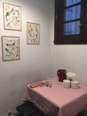 Appartement, 2 chambres | Restauration dans la chambre