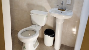 Kamar Double Comfort, 1 Tempat Tidur Double, Bebas Asap Rokok | Kamar mandi