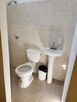 Quarto casal conforto, 1 cama de casal, para não fumantes | Banheiro | Chuveiro, chuveiro com efeito de chuva, produtos de toalete grátis 