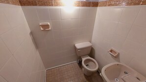 Kamar Double Comfort, 1 Tempat Tidur Double, Bebas Asap Rokok | Kamar mandi