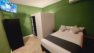 Habitación doble Confort, 1 cama matrimonial, para no fumadores | Tabla de planchar con plancha, wifi gratis y ropa de cama