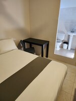 Tabla de planchar con plancha, wifi gratis y ropa de cama 