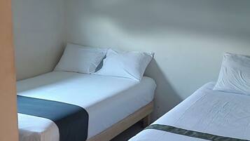Tabla de planchar con plancha, wifi gratis y ropa de cama