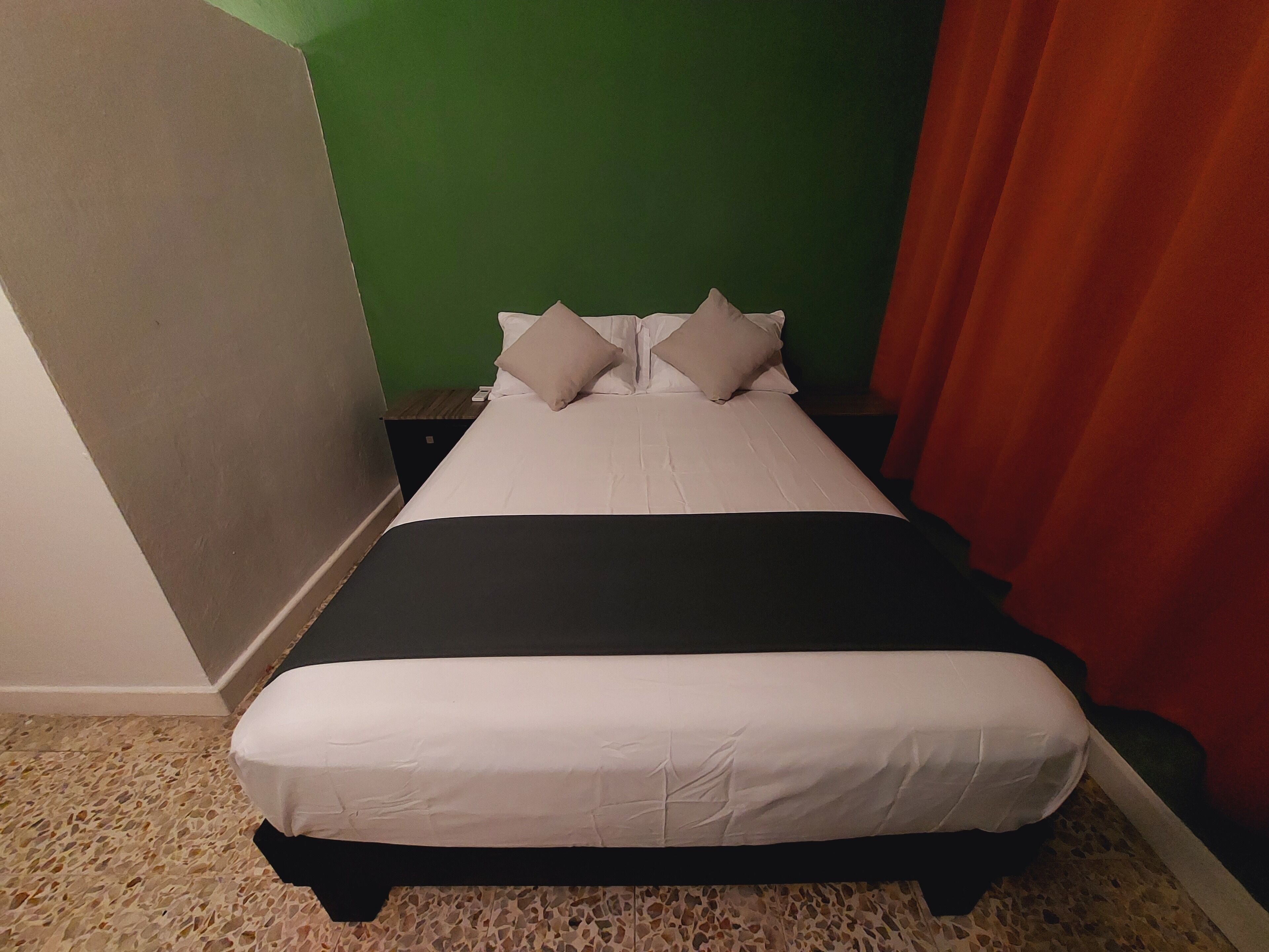 Tabla de planchar con plancha, wifi gratis y ropa de cama 