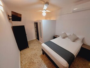 Comfort Double Room, 1 Double Bed, Non Smoking | Iron/ironing board, free WiFi, bed sheets - Casa de Huéspedes Juanita (Salina Cruz)