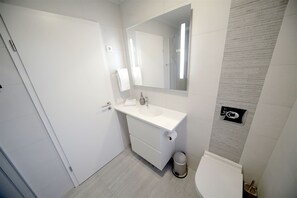 패밀리 아파트, 침실 5개 (202) | 욕실 | 샤워 시설, 수중안마 샤워기, 무료 세면용품, 헤어드라이어