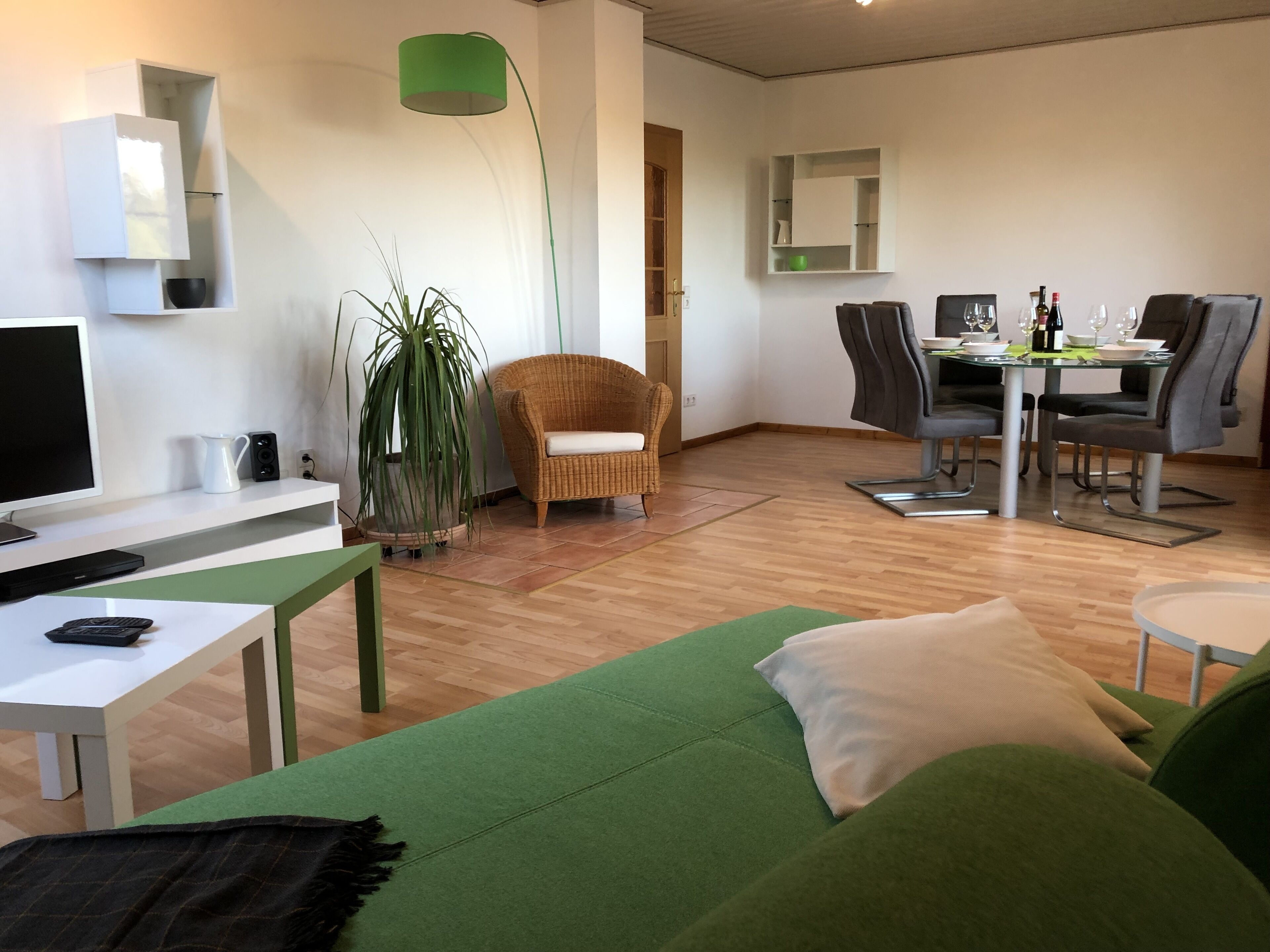 Fernseher, DVD-Player, Stereoanlage