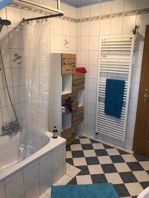 Combined shower/bathtub, hair dryer, towels, soap - Apartment Steinbachblick - haven of peace on the Rennsteig (Steinbach am Wald)