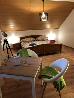 2 Schlafzimmer, Schreibtisch, schallisolierte Zimmer