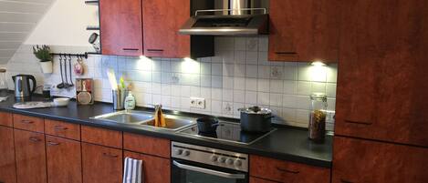 Geladeira, micro-ondas, fogão, cooktop