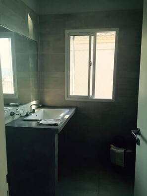 Rumah Grand, 3 kamar tidur, kolam renang pribadi, pemandangan kebun | Kamar mandi | Shower dan handuk