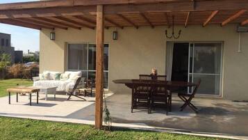 Nhà Grand, 3 phòng ngủ, hồ bơi riêng, quang cảnh vườn | Hiên