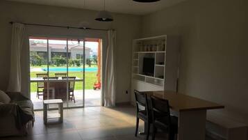 Nhà Grand, 3 phòng ngủ, hồ bơi riêng, quang cảnh vườn | Phòng khách | TV màn hình phẳng