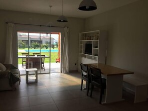 Grand House, 3 Bedrooms, Private Pool, Garden View | Living room | Flat-screen TV - Casa en Garin (Buenos Aires)