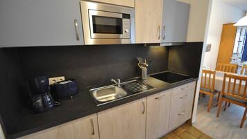 Kühlschrank, Mikrowelle, Geschirrspüler, Hochstuhl