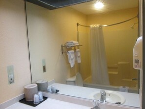 Free toiletries, hair dryer, towels - Delux Inn & Suites (Absecon)