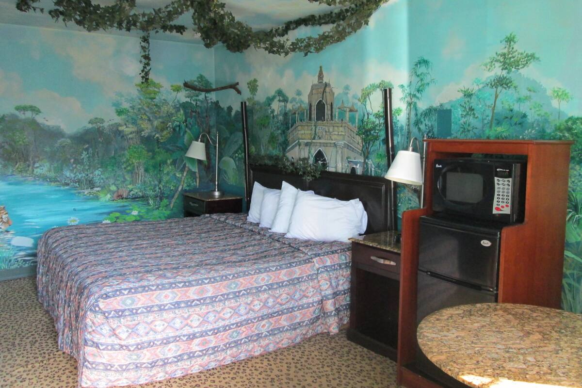 Premium Room, 1 King Bed, Smoking | WiFi (free)