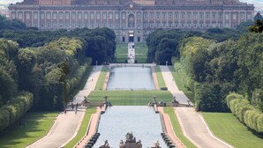 Un magnifique palais doté d’un jardin symétrique et traversé par un canal central.