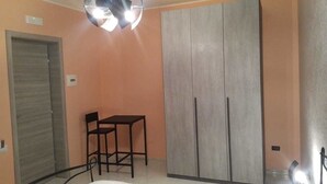 Une pièce comprenant une armoire, une table et une chaise.