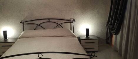 Habitación Deluxe | Cortinas blackout, wifi gratis y ropa de cama