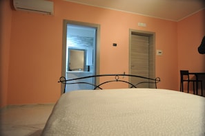 Blackout drapes, free WiFi, bed sheets