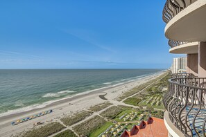 På stranden