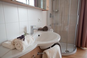 Serviettes fournies, papier toilette