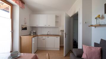 Kühlschrank, Herdplatte, Wasserkocher mit Kaffee-/Teezubehör