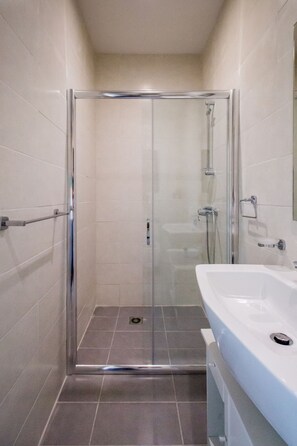 Appartement, 3 chambres | Salle de bain | Ensemble douche/baignoire, sèche-cheveux, serviettes fournies, shampoing