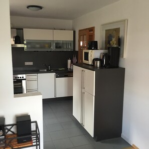 Een koelkast, een microgolfoven, een oven, een kookplaat