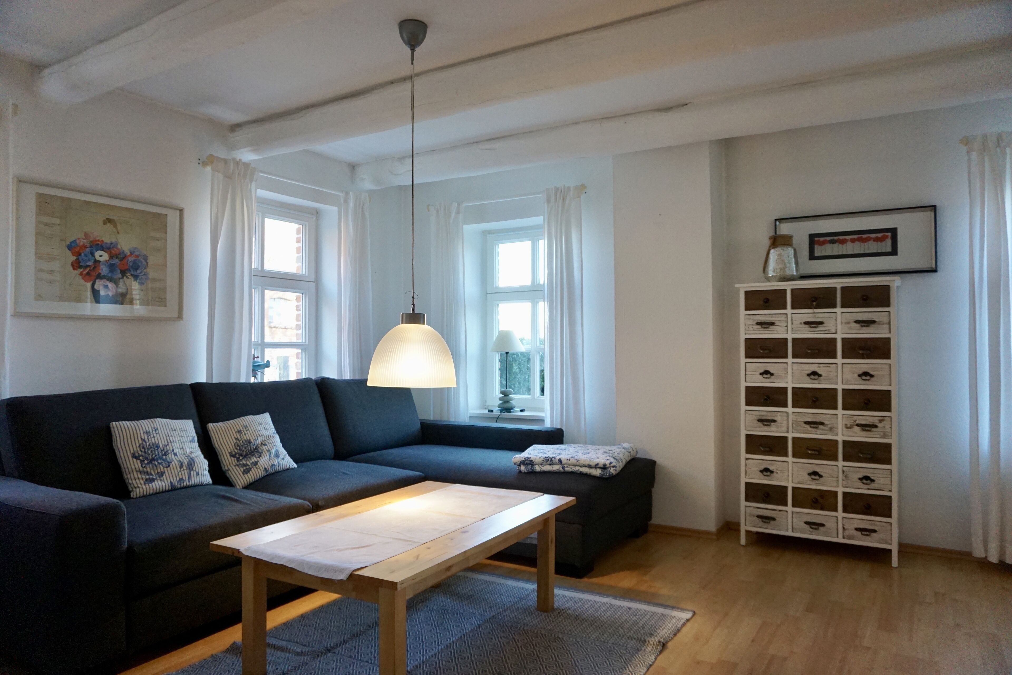 Een televisie en een stereo