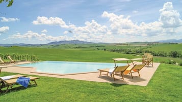 Una piscina al aire libre de temporada