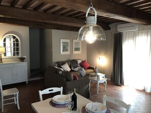 Executive Apartment, 2 Bedrooms, Patio, Hill View | Living area