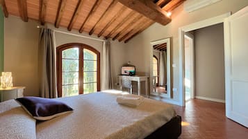 Apartamento Grand, 2 habitaciones, patio, vistas a la colina | Sistema de insonorización, tabla de planchar con plancha, wifi gratis
