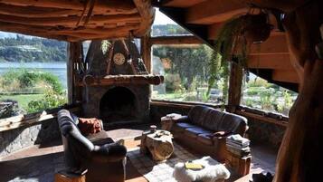 House, 3 Bedrooms, Lake View | Living room