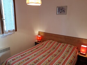 2 bedrooms, iron/ironing board