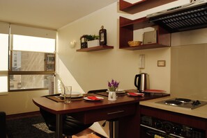 Apartamento urbano, 1 quarto, vista para a cidade | Cozinha privada | Geladeira grande, micro-ondas, fogão, cooktop